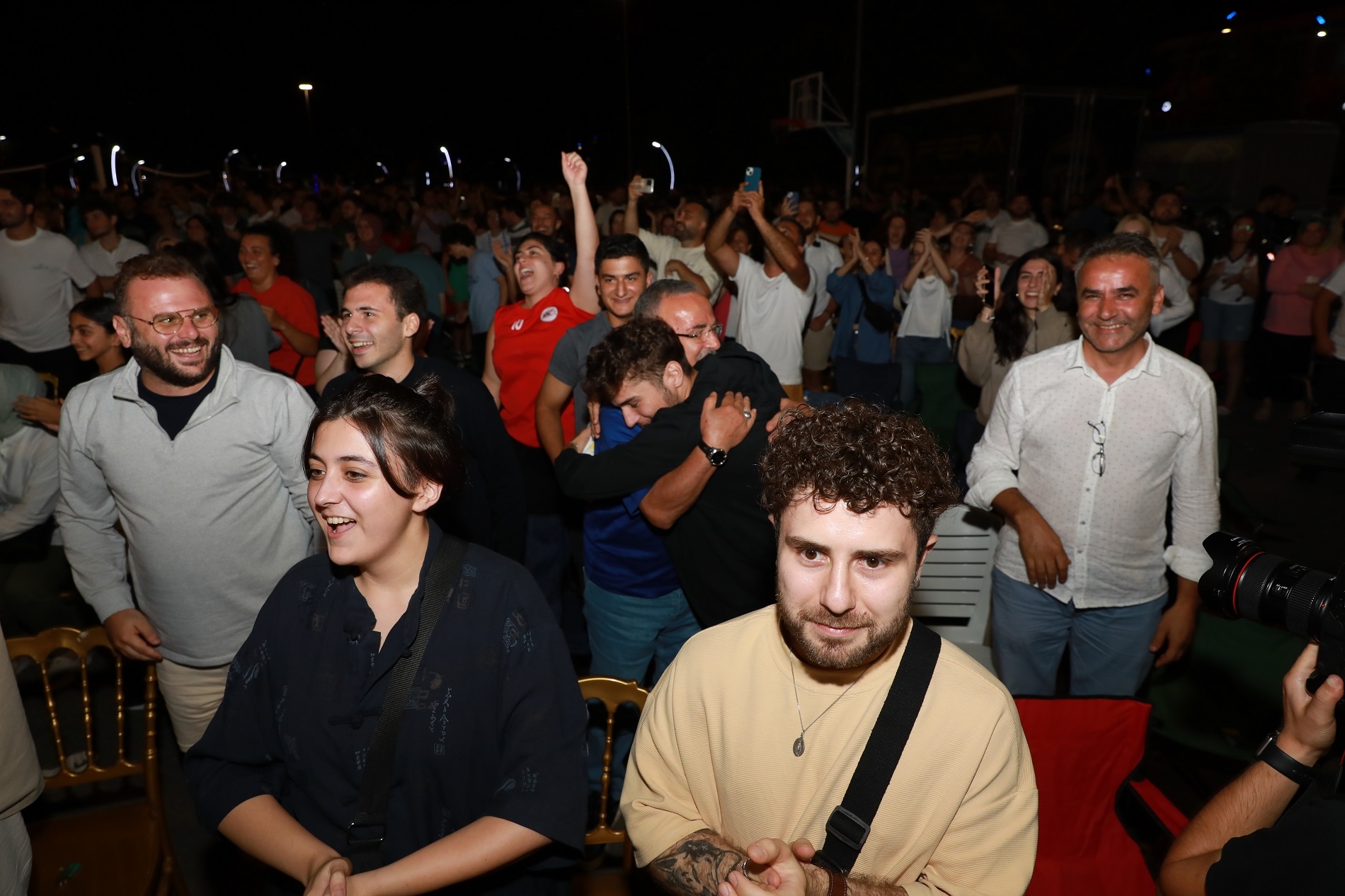 BAŞKAN HİLMİ GÜLER, ŞAMPİYONLUK MAÇINI GENÇLERLE İZLEDİ